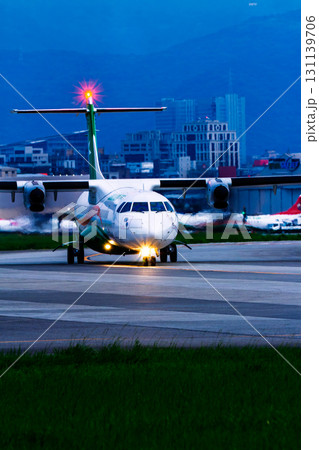 旅の途中の空港で見つけた光景 131139706