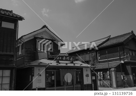 レトロな街並みに浸れる福島県会津若松市の七日町通りの街並み 131139716