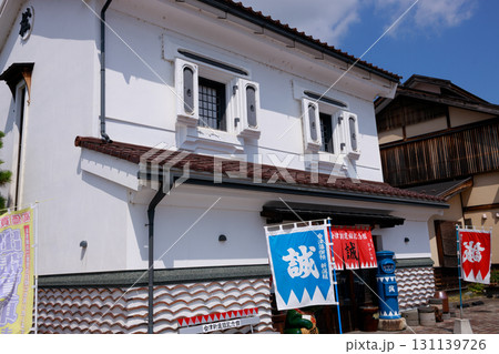 レトロな街並みに浸れる福島県会津若松市の七日町通りの街並み 131139726