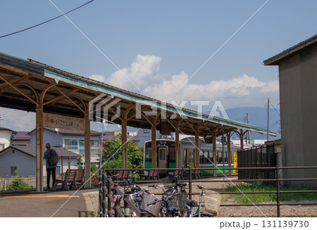 レトロな街並みに浸れる福島県会津若松市の七日町通りの街並み 131139730