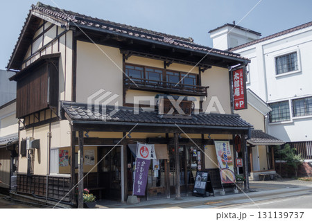 レトロな街並みに浸れる福島県会津若松市の七日町通りの街並み 131139737