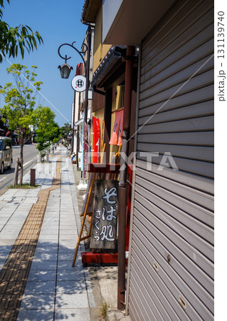 レトロな街並みに浸れる福島県会津若松市の七日町通りの街並み レトロな街並みに浸れる福島県会津若松市の七日町通りの街並み 131139740