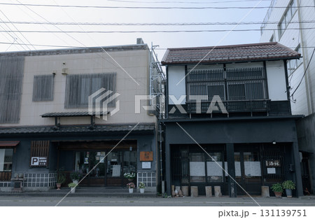レトロな街並みに浸れる福島県会津若松市の七日町通りの街並み レトロな街並みに浸れる福島県会津若松市の七日町通りの街並み 131139751