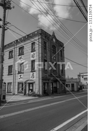 レトロな街並みに浸れる福島県会津若松市の七日町通りの街並み 131139754