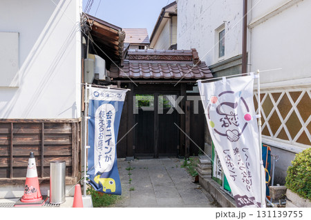 レトロな街並みに浸れる福島県会津若松市の七日町通りの街並み 131139755