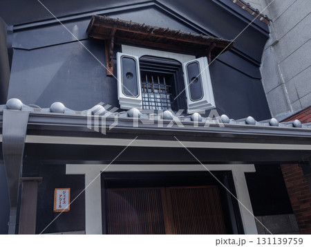 レトロな街並みに浸れる福島県会津若松市の七日町通りの街並み 131139759