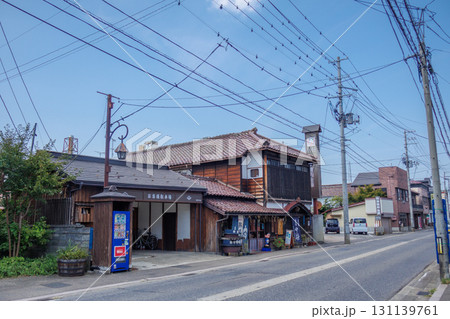 レトロな街並みに浸れる福島県会津若松市の七日町通りの街並み 131139761