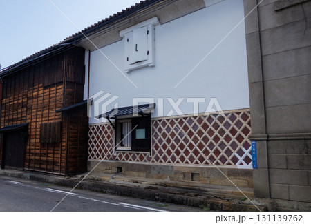レトロな街並みに浸れる福島県会津若松市の七日町通りの街並み 131139762