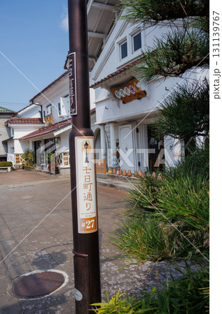 レトロな街並みに浸れる福島県会津若松市の七日町通りの街並み 131139767