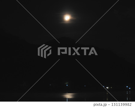 湖上に輝く朧な部分食の月(20250908041950) 湖上に輝く朧な部分食の月(20250908041950) 131139982