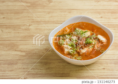 刺激的なピリ辛スープ 131140273