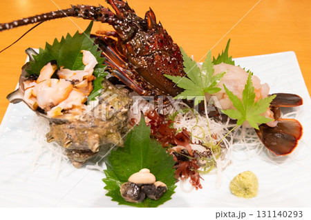 おいしい伊勢海老とサザエの刺身 131140293