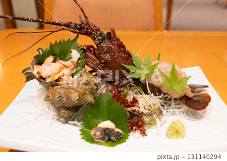 おいしい伊勢海老とサザエの刺身 おいしい伊勢海老とサザエの刺身 131140294