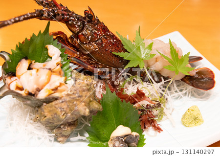 おいしい伊勢海老とサザエの刺身 131140297