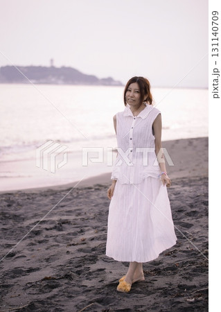湘南海岸・夕暮れの海辺の一人の女性 湘南海岸・夕暮れの海辺の一人の女性 131140709