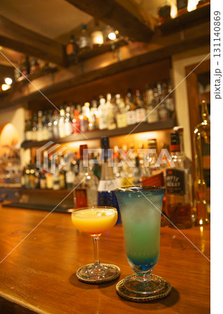 オーセンティックバーで酒を味わうカップルのグラス オーセンティックバーで酒を味わうカップルのグラス 131140869