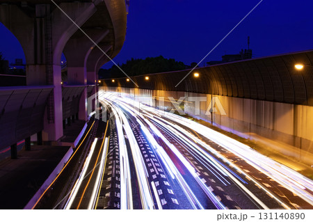 夜の首都高速5号池袋線高架下の交通渋滞【交通イメージ】 131140890