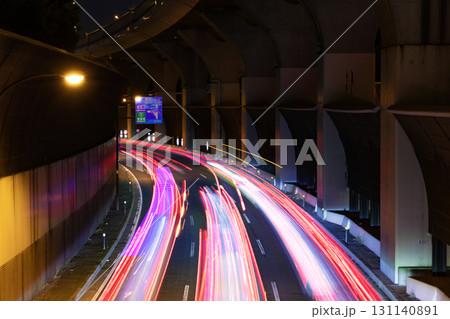 夜の首都高速5号池袋線高架下の交通渋滞【交通イメージ】 131140891