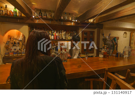 オーセンティックバーで一人お酒を味わう女性 131140917