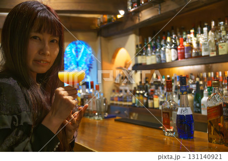 オーセンティックバーで一人お酒を味わう女性 オーセンティックバーで一人お酒を味わう女性 131140921