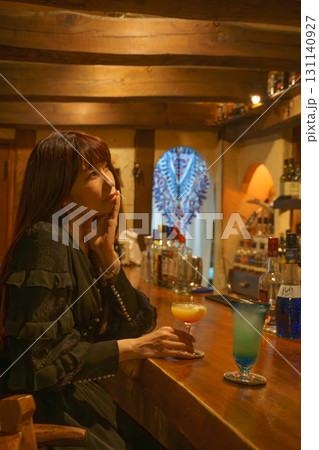 オーセンティックバーで一人お酒を味わう女性 131140927