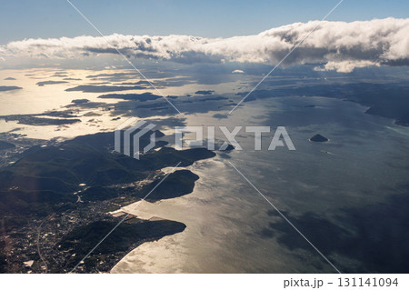飛行機の窓の外から観る瀬戸大橋(香川県玉腰町) 飛行機の窓の外から観る瀬戸大橋(香川県玉腰町) 131141094