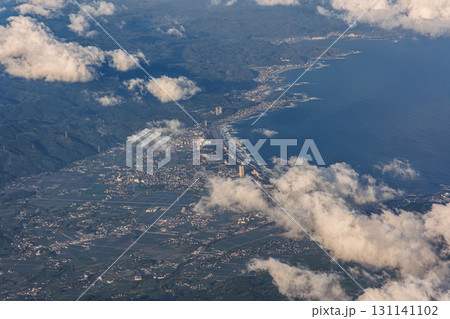 飛行機の窓の外から観る千葉県鴨川上空 飛行機の窓の外から観る千葉県鴨川上空 131141102
