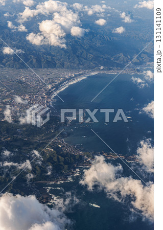 飛行機の窓の外から観る千葉県鴨川市（縦構図） 131141109