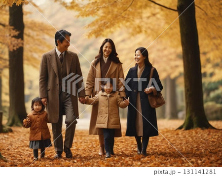 秋の公園を歩く家族 秋の公園を歩く家族 131141281