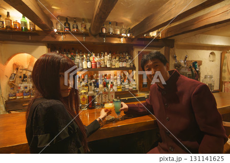 オーセンティックバーでお酒を味わう男女 131141625