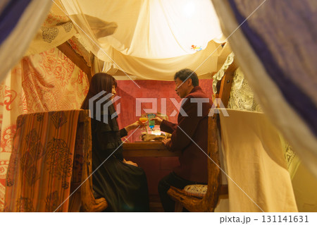 海外リゾート地で乾杯する夫婦。FIREで海外移住 131141631