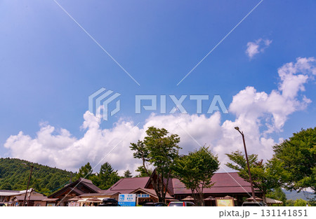 道の駅裏磐梯から見た周辺の夏空の風景 131141851