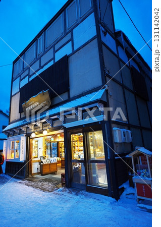 冬の北海道小樽市 夜の堺町本通りの街並みの利尻屋ものや 冬の北海道小樽市 夜の堺町本通りの街並みの利尻屋ものや 131142042