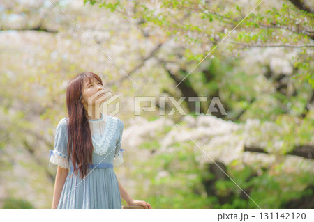 満開の桜の中にいる日本人中年女性 131142120