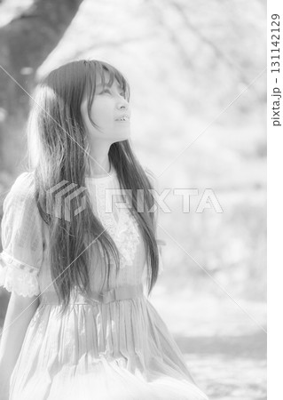 満開の桜の中にいる日本人中年女性（モノクロ） 131142129