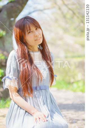 満開の桜の中にいる日本人中年女性 131142130