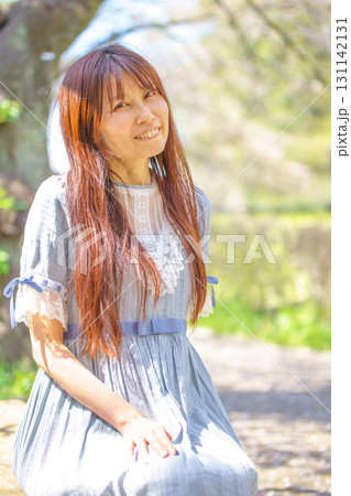 満開の桜の中にいる日本人中年女性 131142131