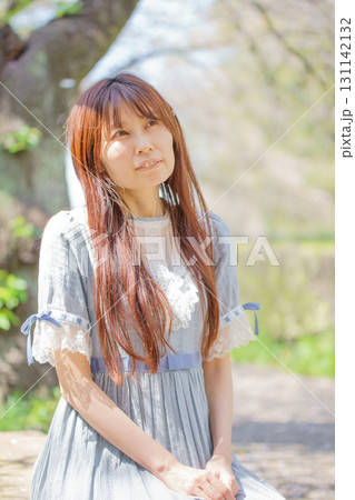 満開の桜の中にいる日本人中年女性 131142132