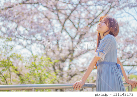 満開の桜バックに中年女性ポートレート 満開の桜バックに中年女性ポートレート 131142172
