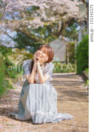 満開の桜バックに中年女性ポートレート 131142175