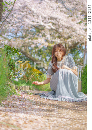 満開の桜バックに中年女性ポートレート 満開の桜バックに中年女性ポートレート 131142183