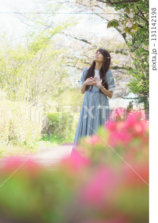 満開の桜バックに中年女性ポートレート 131142198