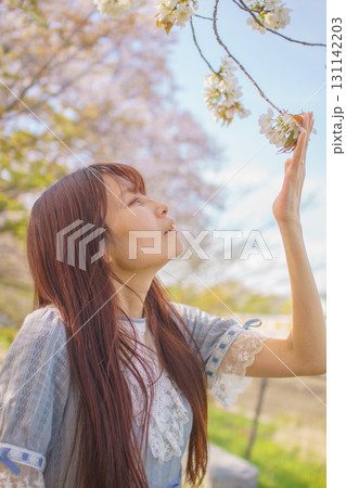 満開の桜バックに中年女性ポートレート 131142203