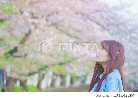 満開の桜バックに中年女性ポートレート 満開の桜バックに中年女性ポートレート 131142294
