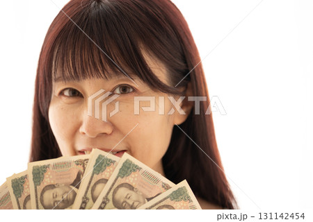 新札札束(渋沢栄一)を団扇(扇子)代わりにする女性 新札札束(渋沢栄一)を団扇(扇子)代わりにする女性 131142454