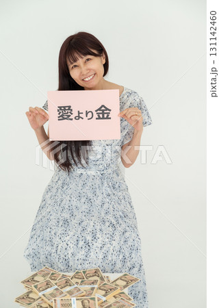 愛情より金を選ぶ女性 131142460