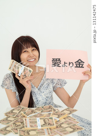 愛情より金を選ぶ女性 131142475