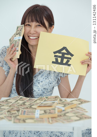 お金（札束）が大好きな中年女性 131142486