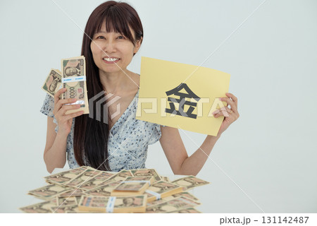 お金（札束）が大好きな中年女性 131142487