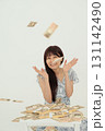 札束上に万札が降ってきて喜ぶ女性 札束上に万札が降ってきて喜ぶ女性 131142490